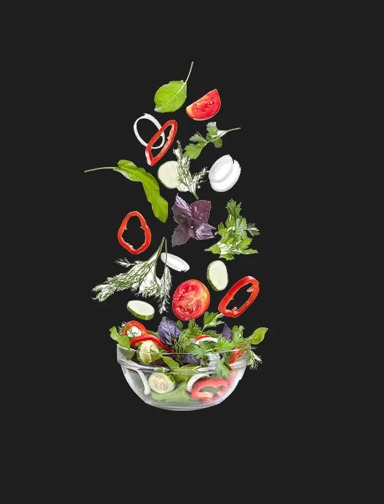 Glazen schaal met salade en verse groenten