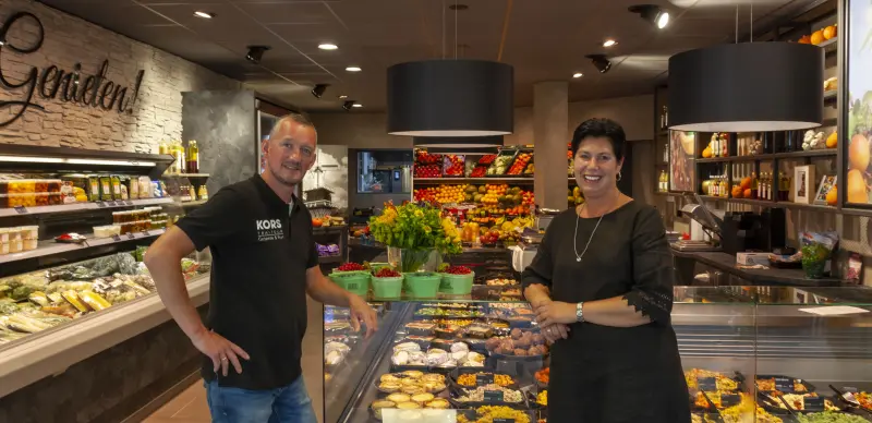 De winkel van Kors met de toonbank vol salades en gerechten